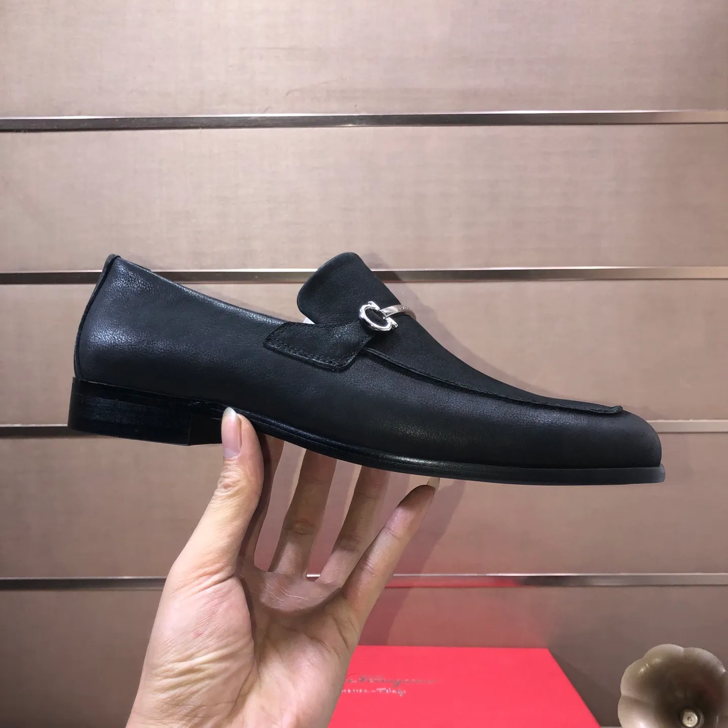 Men's shoes💰580💰【Ferragamo】Official website new product update👏High-quality casual shoes👟Imported first-layer calfskin with official website breathable printed fabric, comfortable and breathable, cowhide lining. Matching code: 38~44 (45 customized, non-refundable)